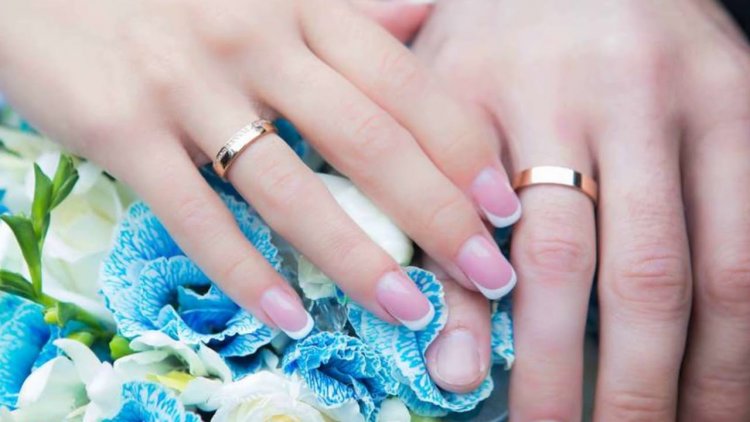 Весільні кільця на руках