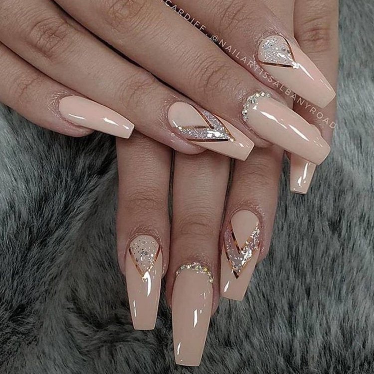 Нігті красиві нарощені бежеві