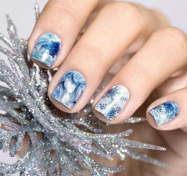 Нарощені нігті новорічні