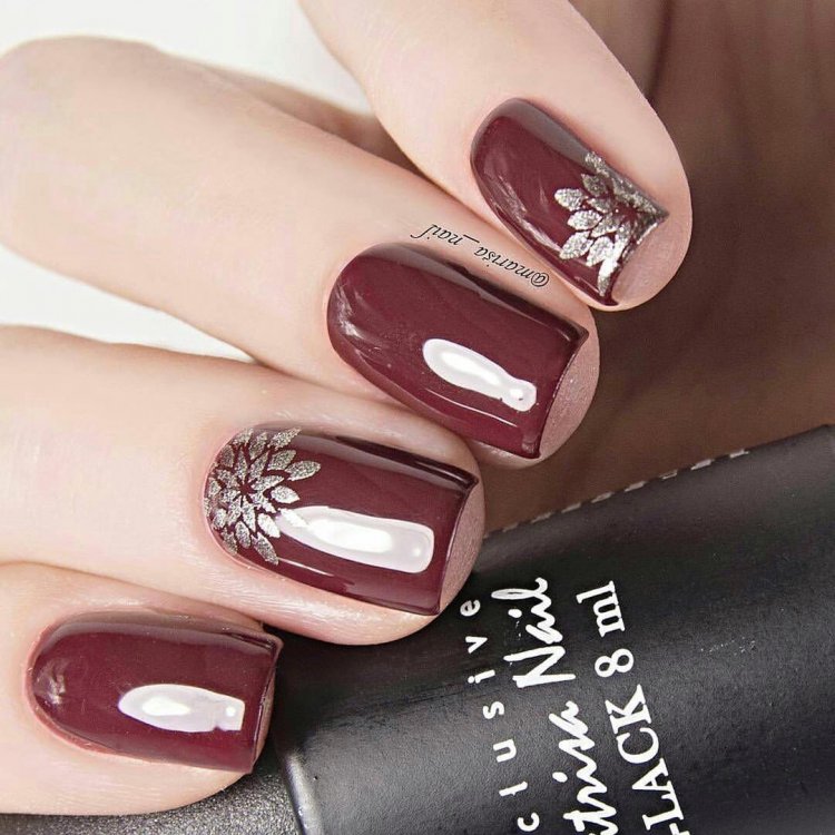 Красивий бордовий манікюр