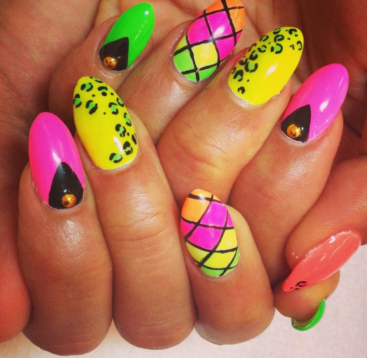 Яскравий манікюр