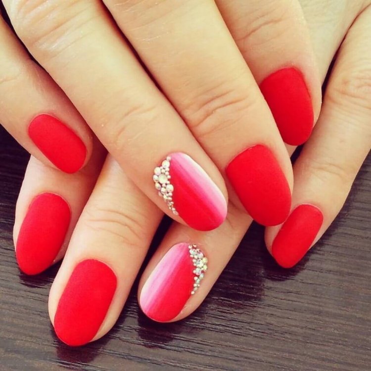 Червоні нігті зі стразами