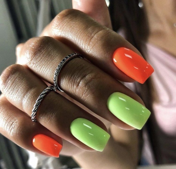 Манікюр салатовий з помаранчевим