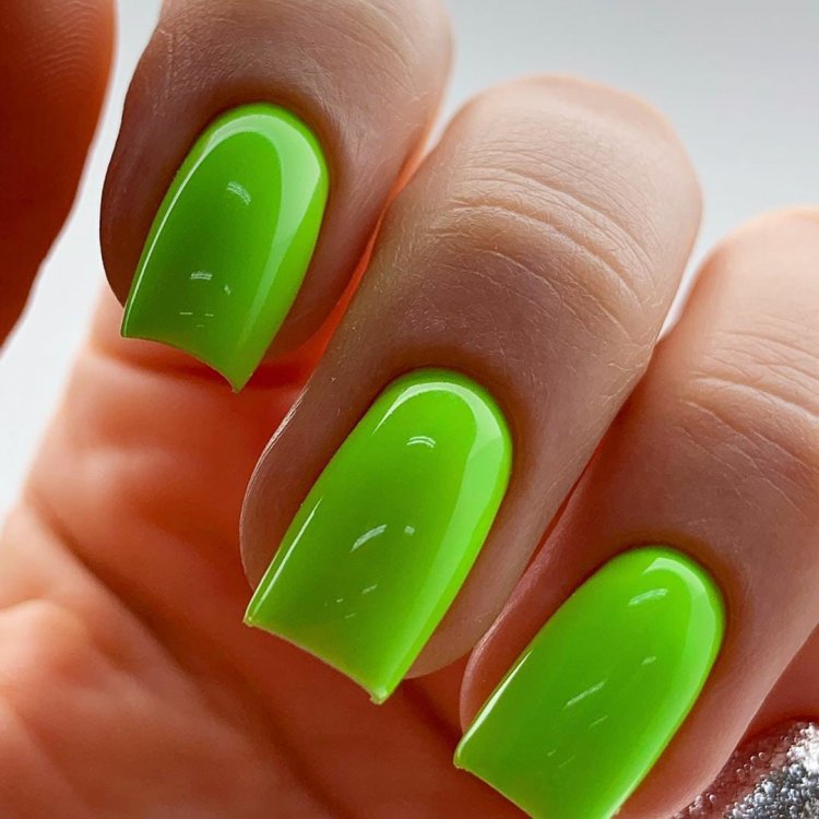 Яскраві салатові нігті