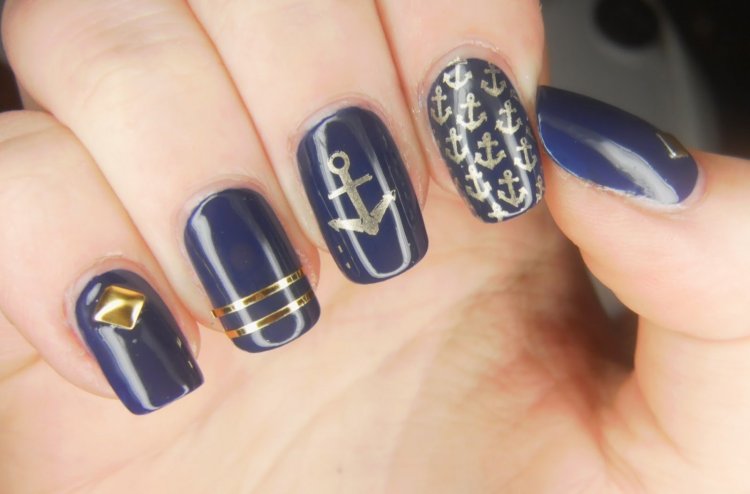 Сині нігті із золотою смужкою