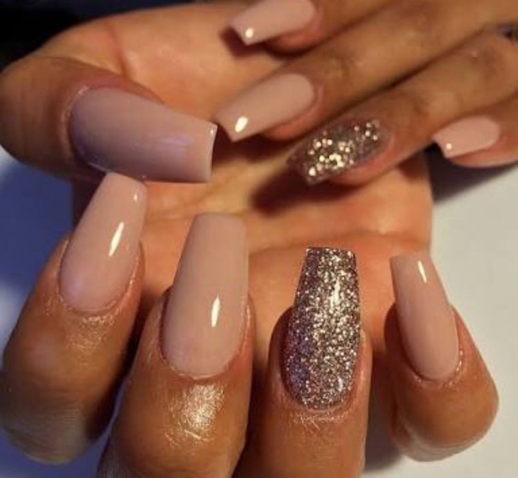 Бежевий манікюр зі стразами