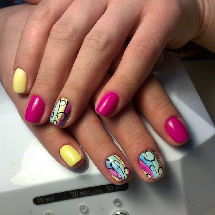 Манікюр з різнокольоровими лаками