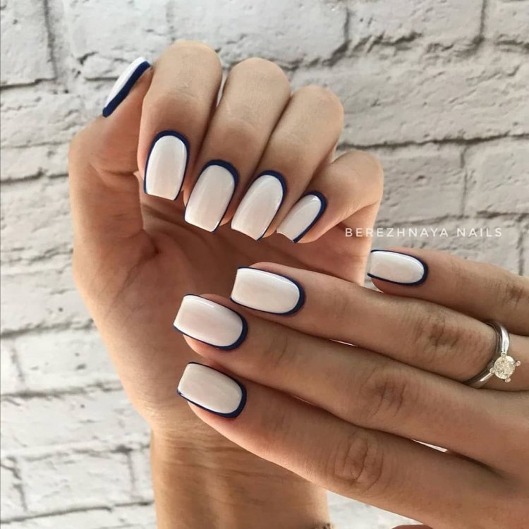 Білий манікюр із відкритою лункою