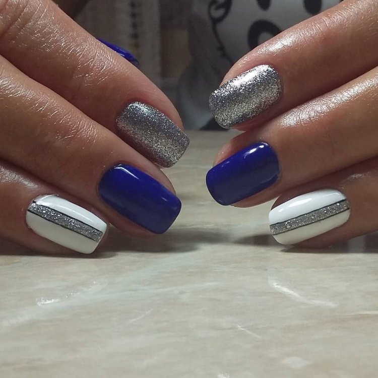 Нігті сині зі сріблом