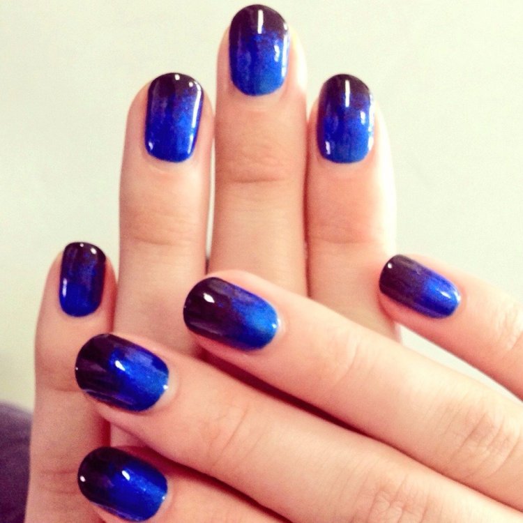 Омбре на нігтях короткі нігті синій