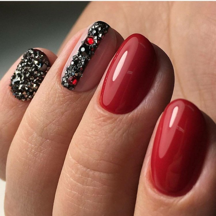 Красивий червоний манікюр