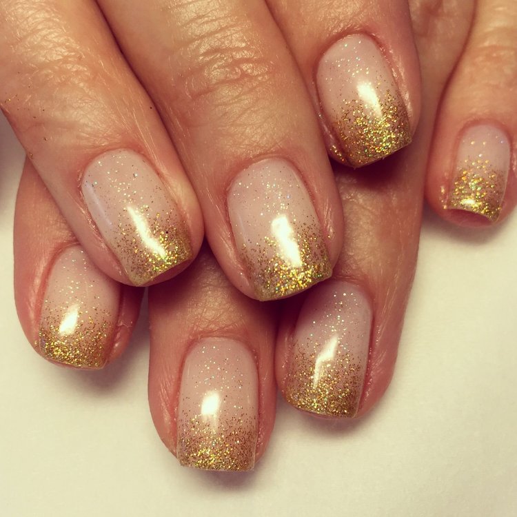 Манікюр із золотистими блискітками