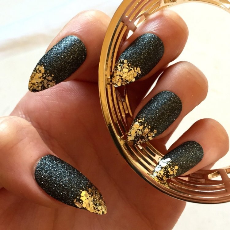 Чорно-золотий манікюр