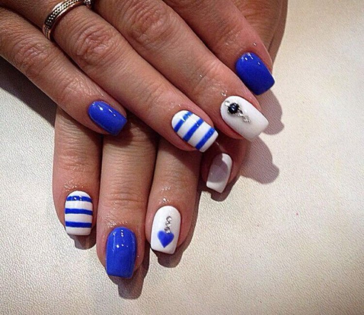 Синій манікюр з білим