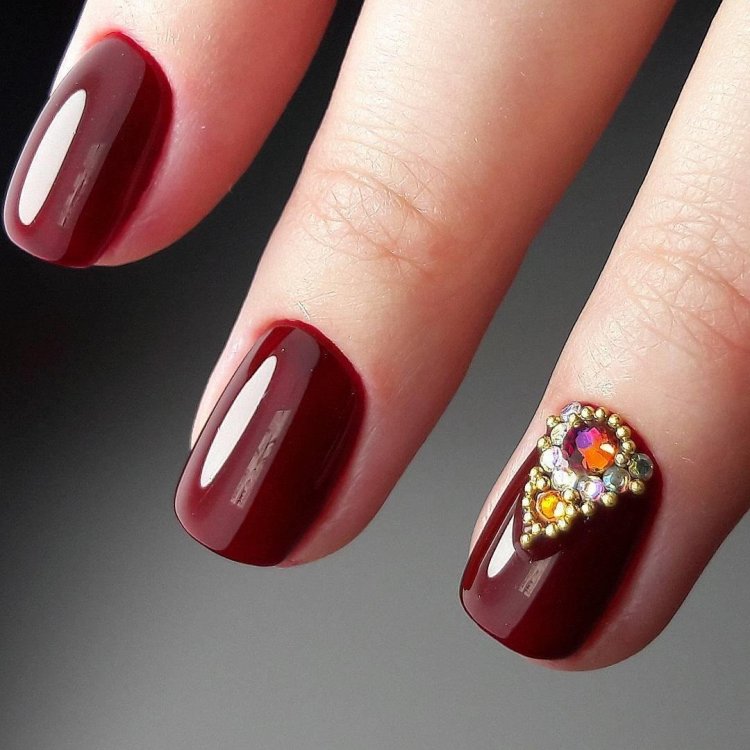 Бордовий манікюр на короткі нігті
