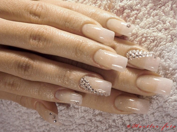 Красивий французький манікюр у бежевих тонах.