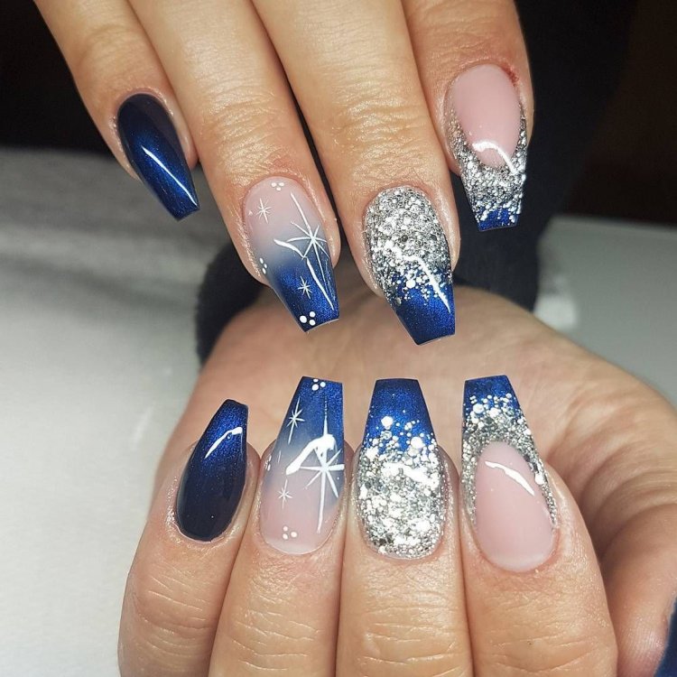 Манікюр під синю сукню