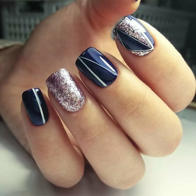 Геометричний манікюр з блискітками