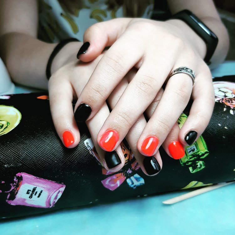 Різнокольорові глянсові нігті