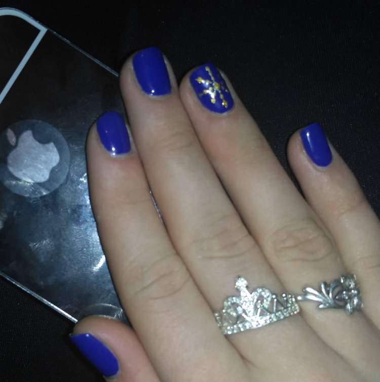 Манікюр синій зі сріблом та сніжинками
