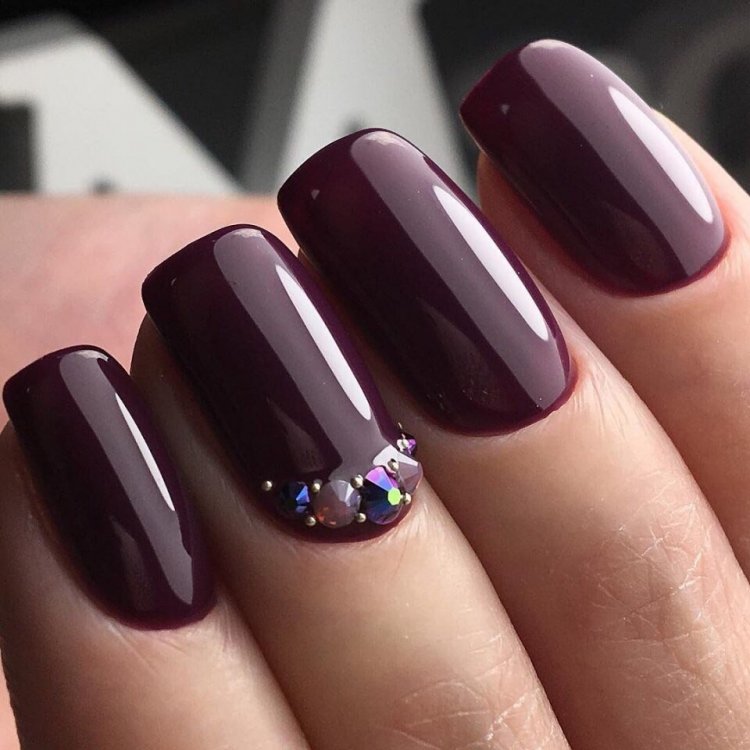 Темно бордовий манікюр на короткі нігті.