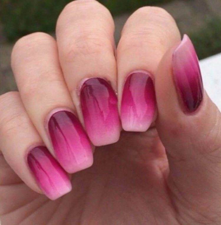 Червоно-рожеве омбре на нігтях