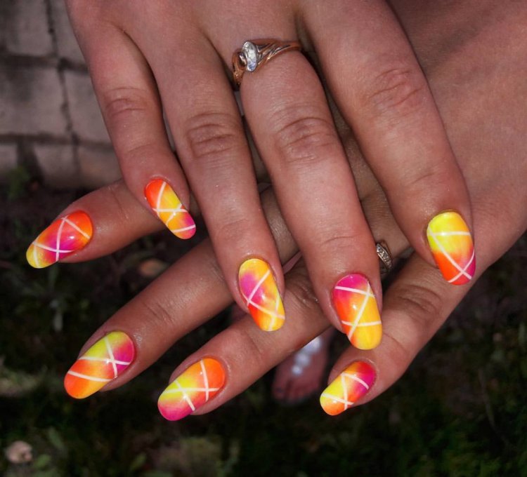 Манікюр яскравий незвичайний