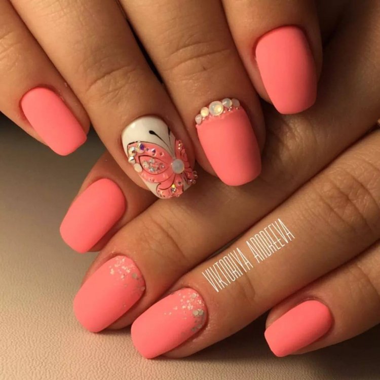 Кораловий манікюр на короткі нігті