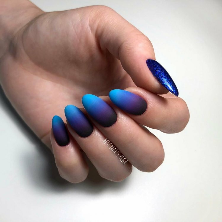 Манікюр синій градієнт