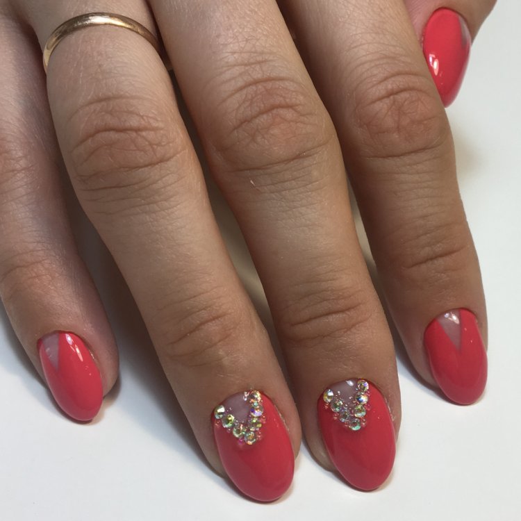 Червоний стильний манікюр зі стразами
