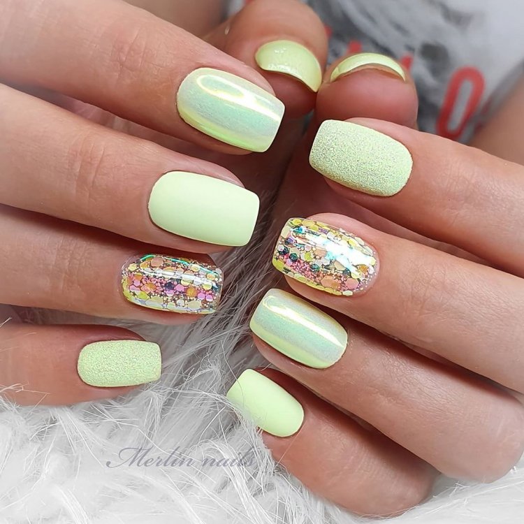 Ніжний різнокольоровий манікюр