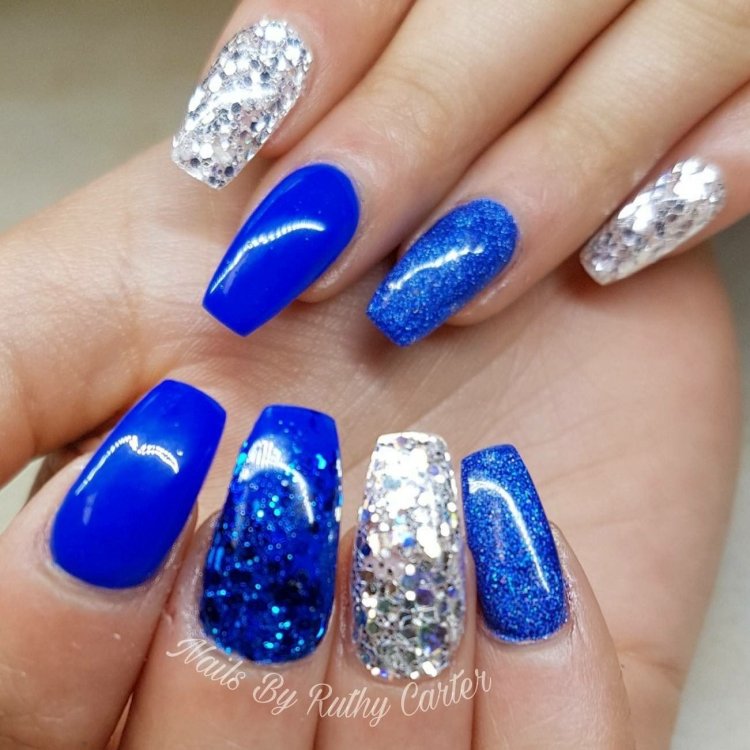 Нігті сині зі сріблом