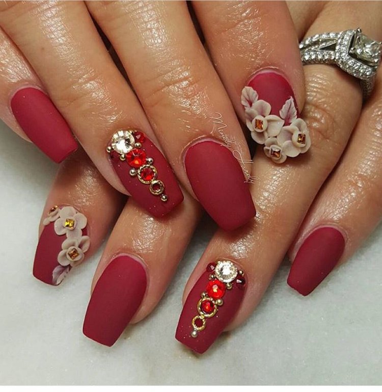 Манікюр червоний матовий з ліпленням