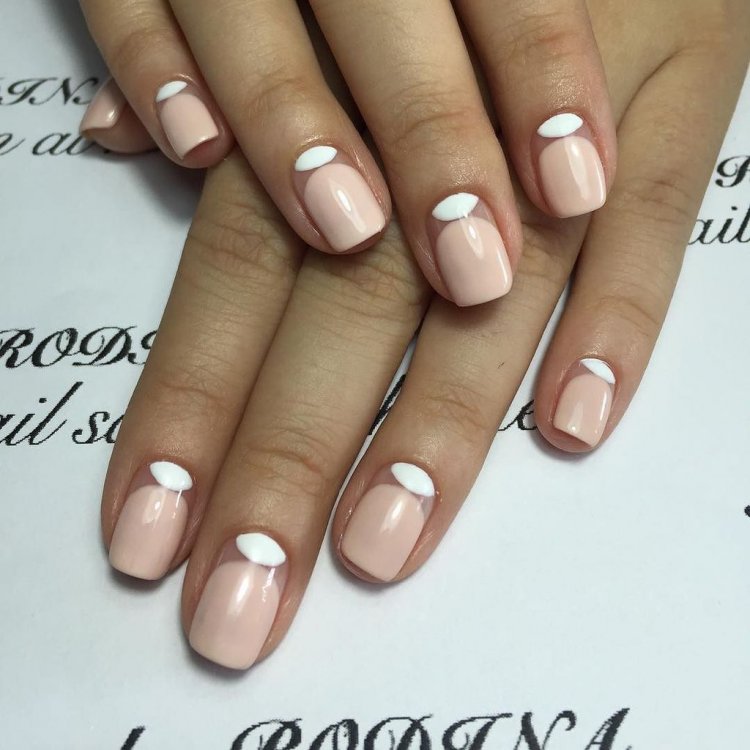 Бежевий манікюр із лунками