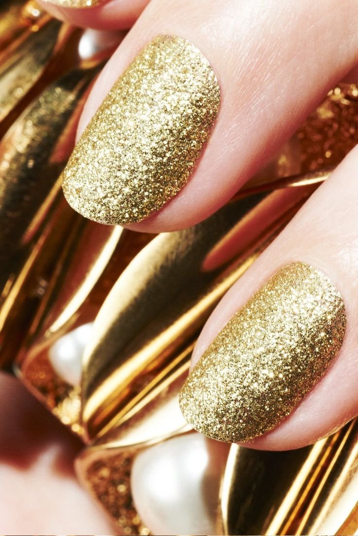 Манікюр із золотистими блискітками