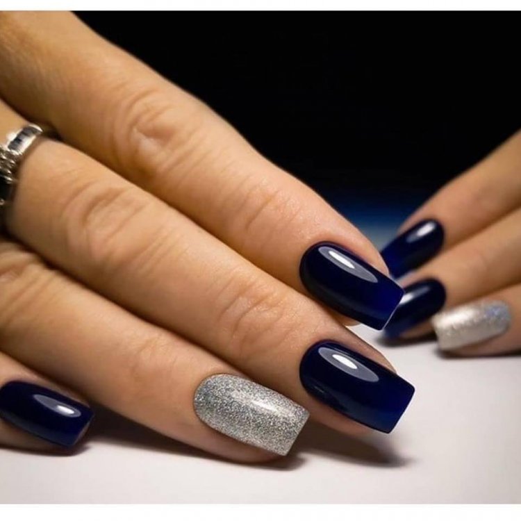 Манікюр у синьо-сріблястих тонах.