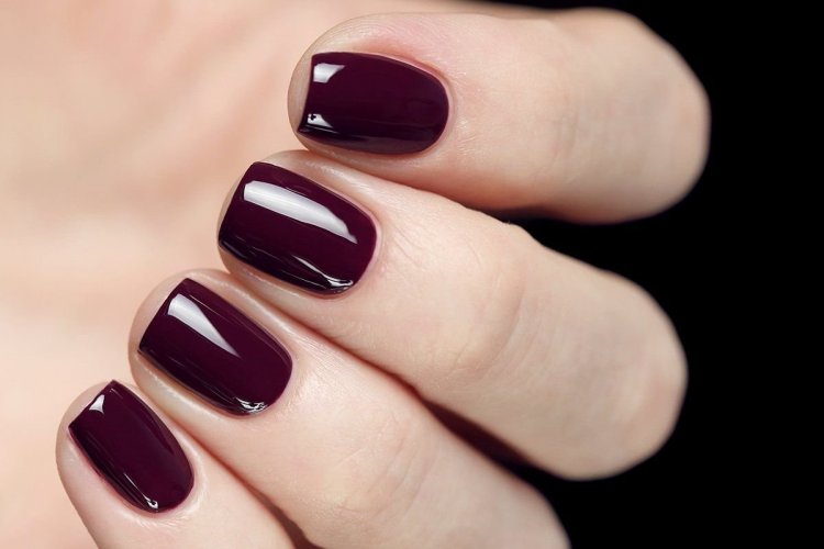 Манікюр винного кольору