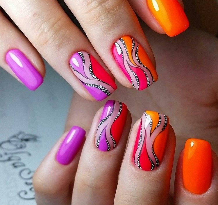 Яскравий літній манікюр