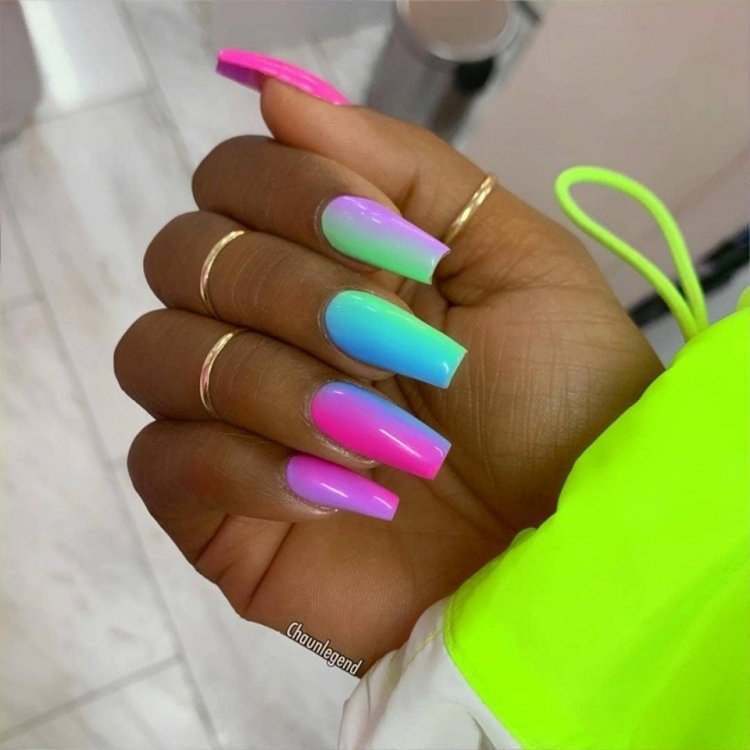 Різнокольорові довгі нігті