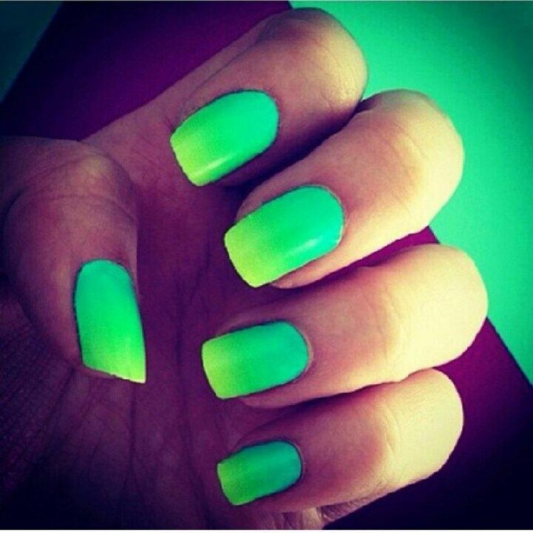 Омбре салатово-жовтий манікюр