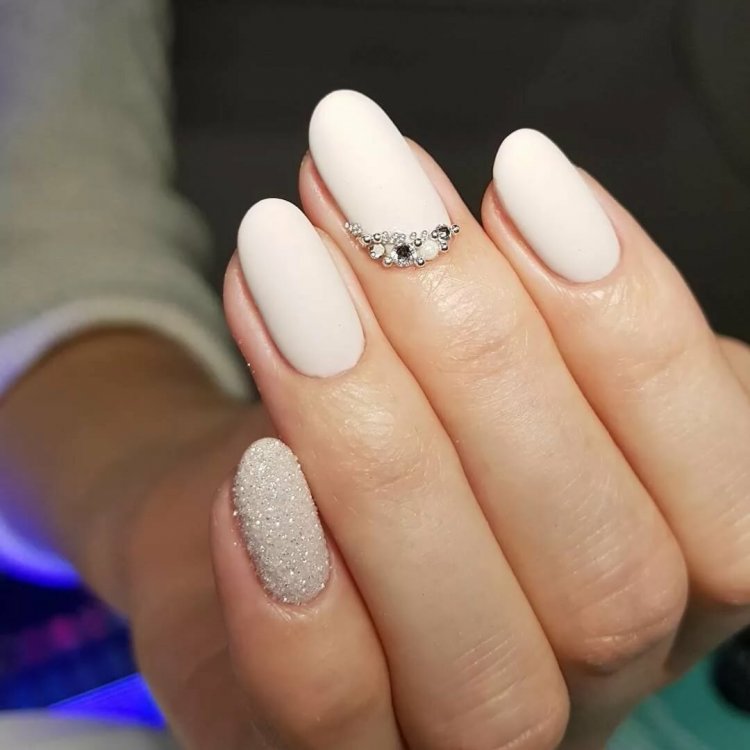 Бежевий манікюр на нарощених нігтях - 51 фото