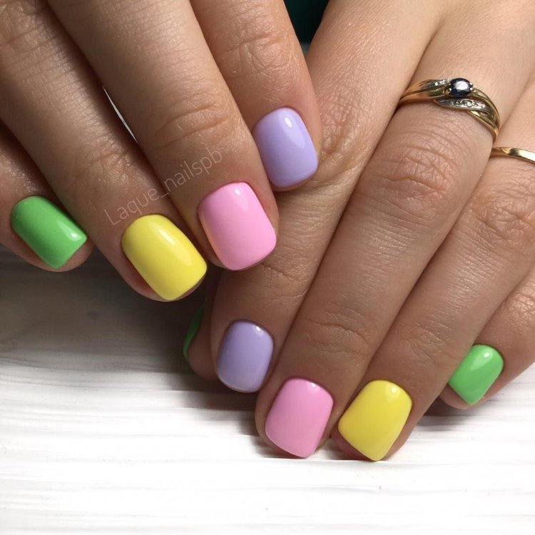 Манікюр різнокольоровий