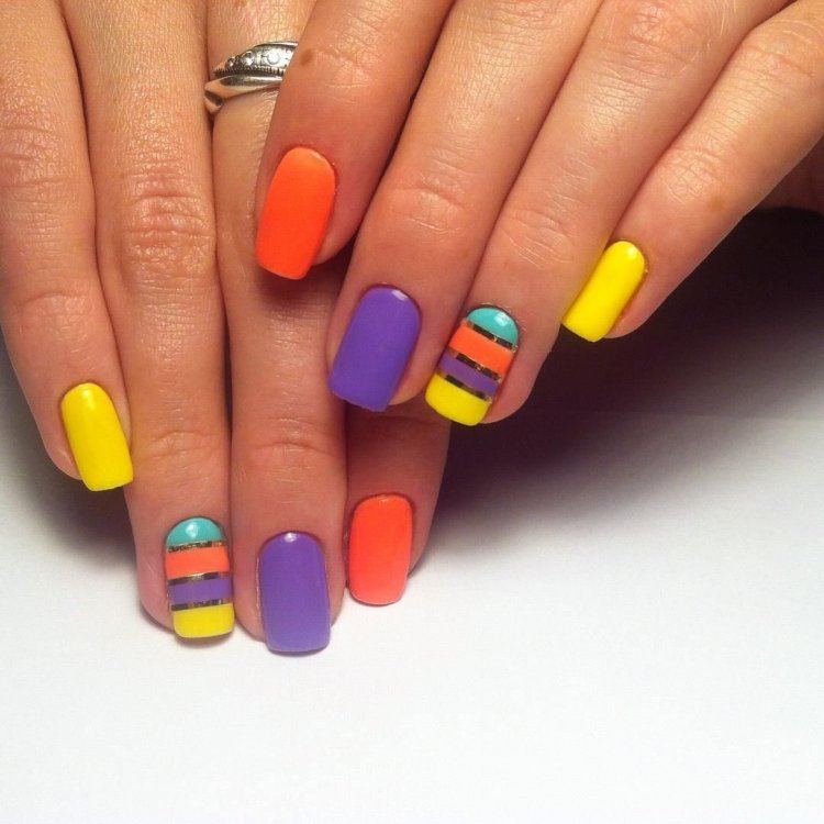 Яскравий літній манікюр