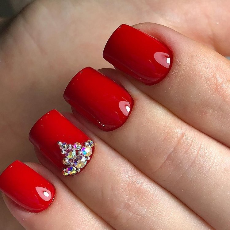 Червоний манікюр зі стразами
