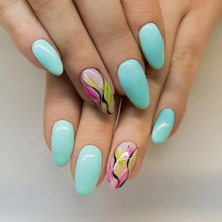 Яскравий манікюр