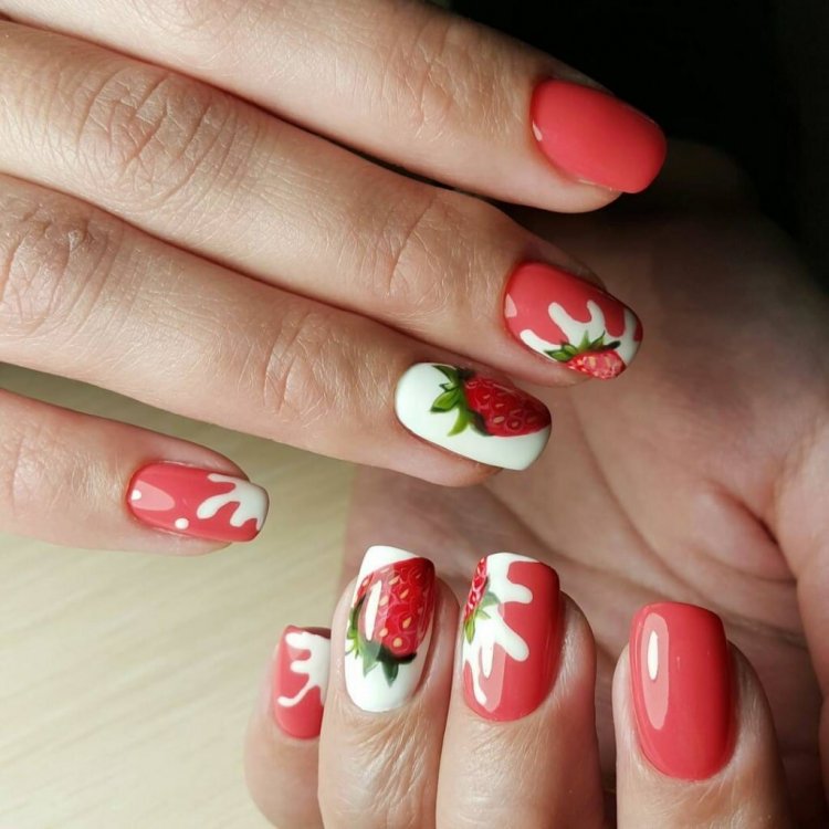 Літній манікюр з фруктами та ягодами