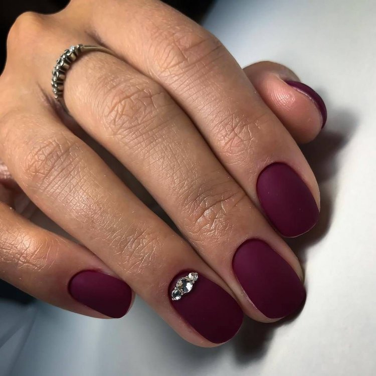 Бордовий матовий манікюр на короткі
