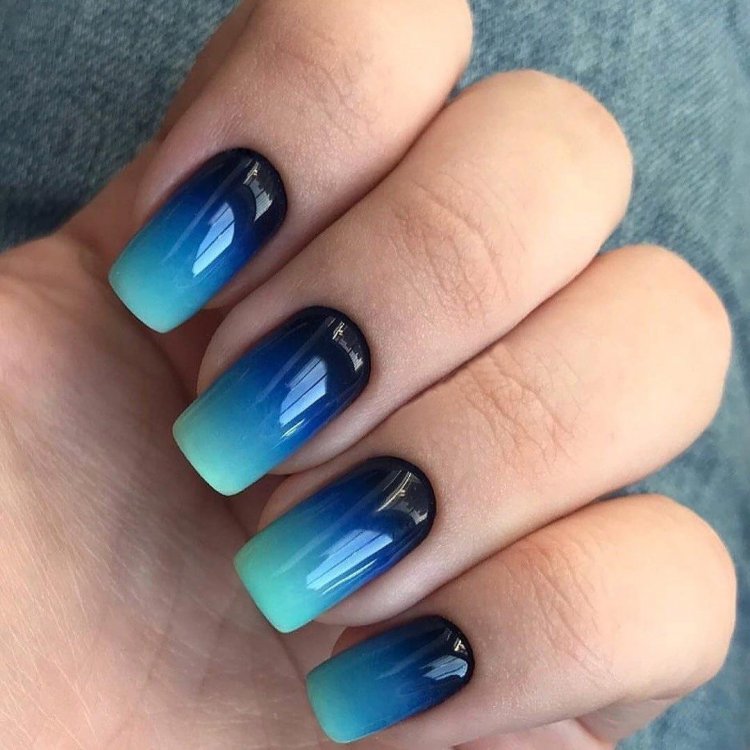Блакитний гратієнт манікюр