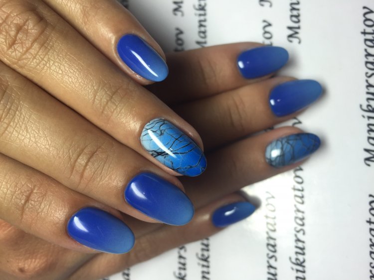 Синє омбре на нігтях