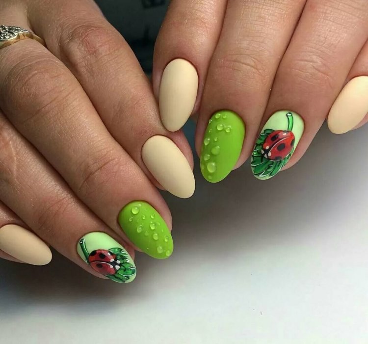 Манікюр із фруктами